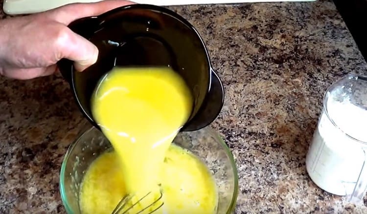 Agregue sal y mantequilla derretida a la masa de huevo.