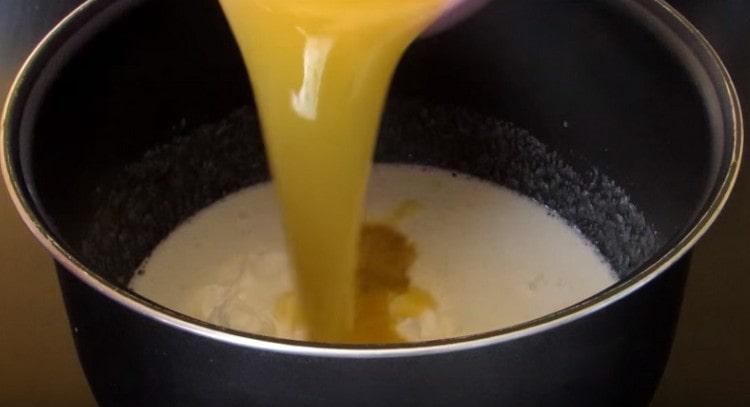 Introducimos mantequilla derretida o margarina en la masa, así como crema agria.