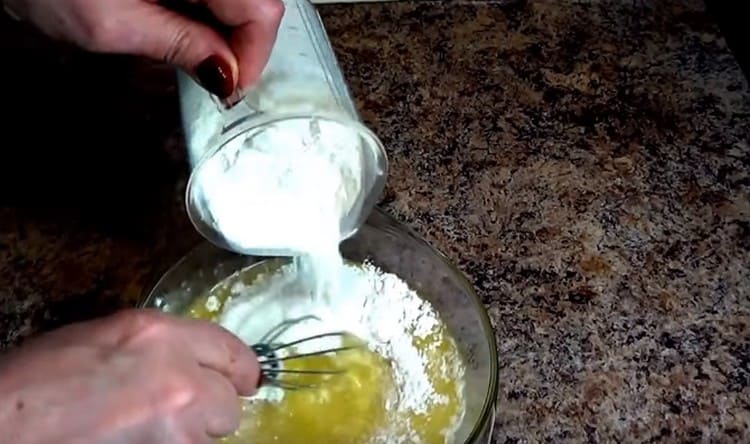 Ajouter la farine en morceaux et pétrir la pâte.