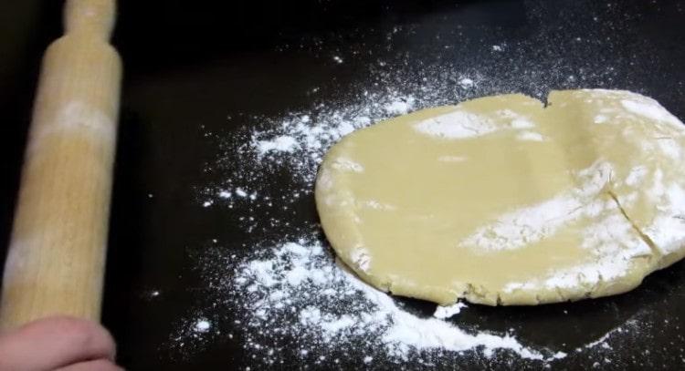 Nous déroulons la majeure partie de la pâte avec un rouleau à pâtisserie sur une surface poudreuse.