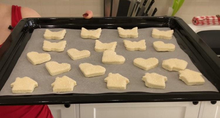 Placez les biscuits sur une plaque à pâtisserie et laissez cuire.