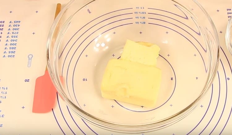 Ponga mantequilla suave en un tazón.
