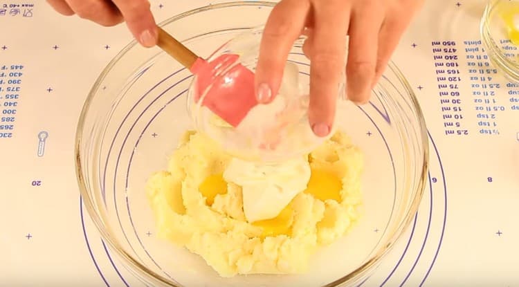 Ajouter une pincée de sel et de la mayonnaise.