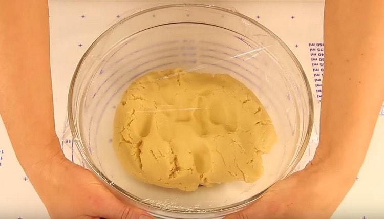 We place the finished dough in the refrigerator, tightening the container with cling film.