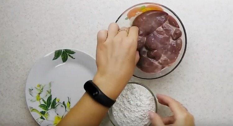 We prepare a deep bowl with flour.