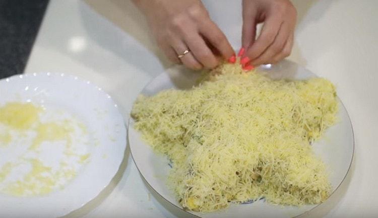 Espolvorea la ensalada entera con queso.