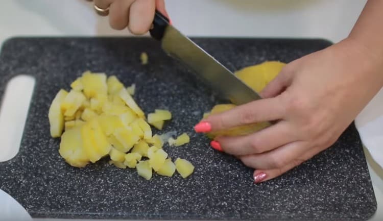Couper les pommes de terre épluchées en un petit cube.