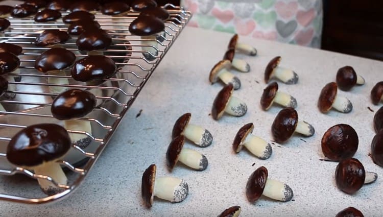 Étalez doucement les champignons à sécher sur une grille.