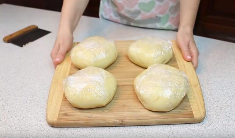 Divide the finished dough into 4 equal parts, wrap them in cling film and put in the refrigerator.