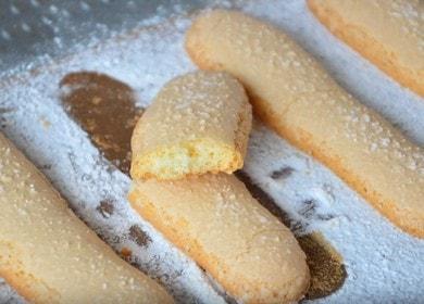 Cocinar galletas Dedos de las mujeres a la derecha: una receta paso a paso con una foto.