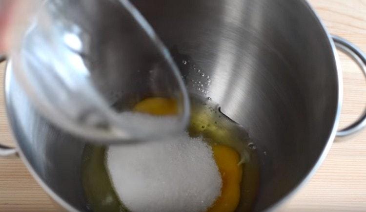 Combine the eggs with sugar.