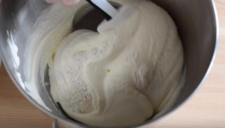 Lopatom pažljivo umiješajte brašno u jajnu masu.