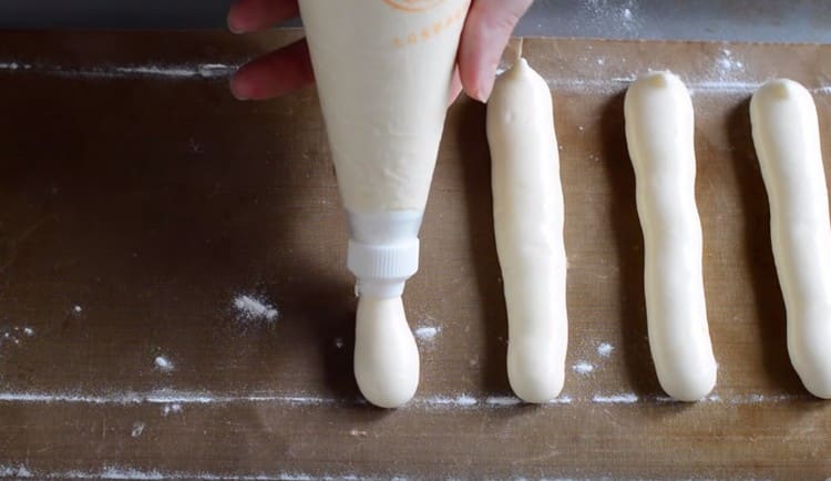 Using a pastry bag, we put ladies' fingers on a baking sheet covered with parchment.