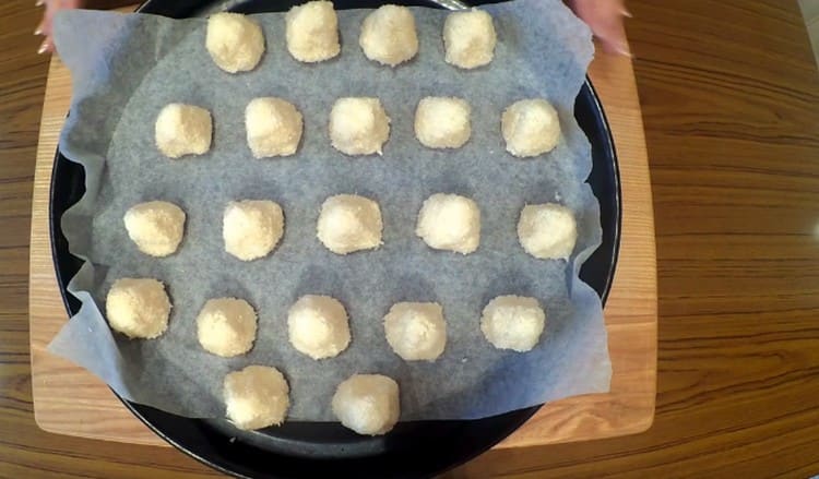 We roll the balls from the coconut mass and put them on parchment.