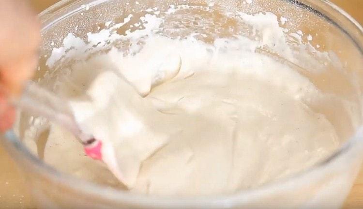 Gently mix the dough with a spatula, it turns out quite thick.