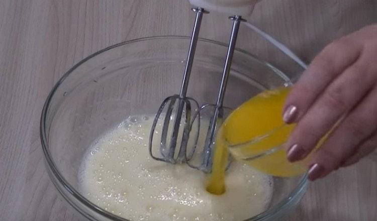U masu jaja unesite prethodno rastopljeni maslac.