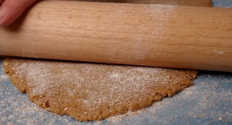 Abaisser la pâte finie avec un rouleau à pâtisserie.