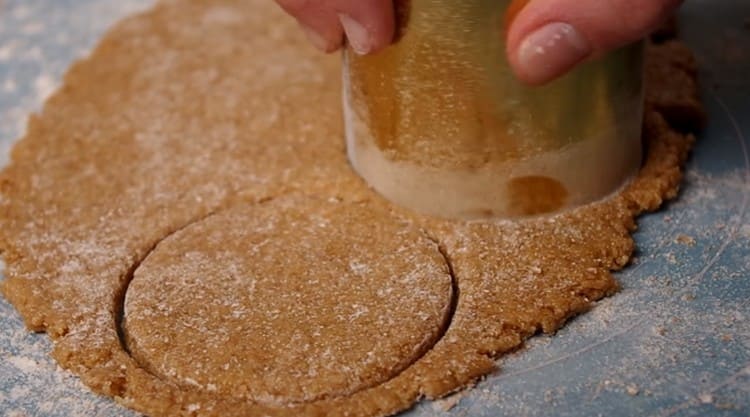 Cut round cookie from the dough.