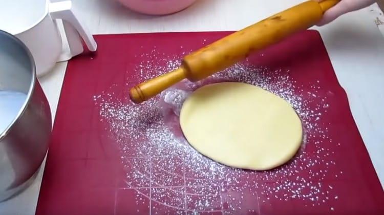 divide the dough into 4 parts, each of which is rolled into a thin layer.
