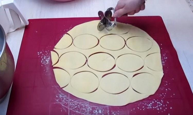 Cut out the dough circles.