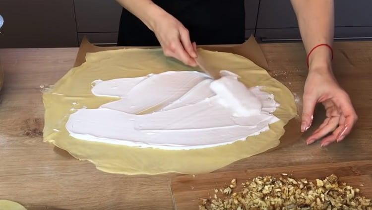 Grease each layer of dough with protein mass.