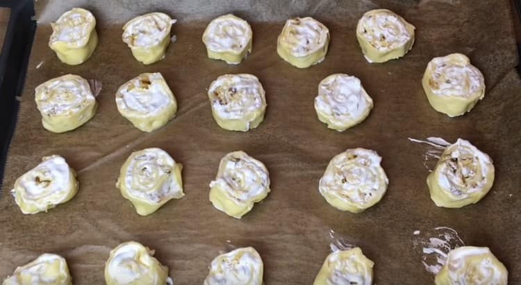 Nous plaçons les roses sur la plaque à pâtisserie recouverte de papier sulfurisé et les envoyons au four.