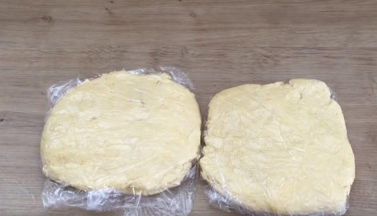 Divide the dough in half and wrap each part in cling film, put in the refrigerator.