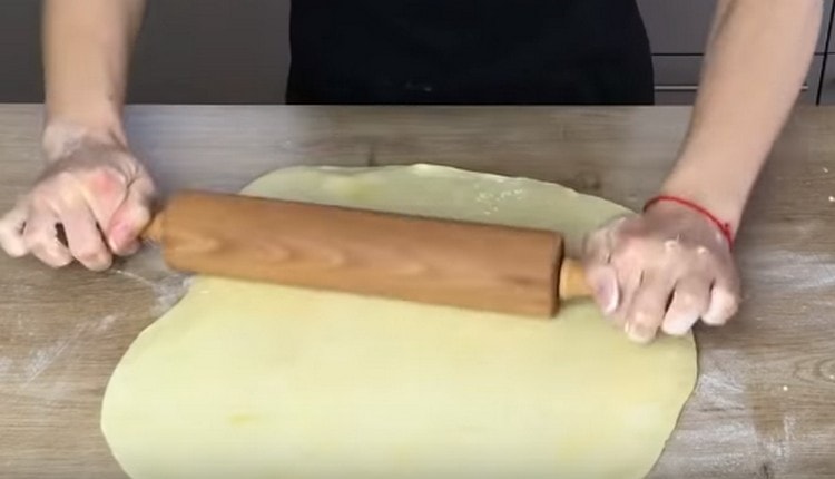 Thinly roll each part of the dough.