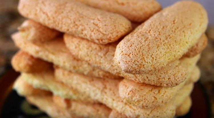 Les biscuits Savoyardi sont cuits pendant 10-12 minutes.