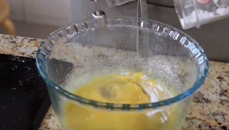 Séparément, battez les jaunes avec l'ajout de sucre en poudre.