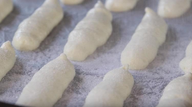 Saupoudrer les blancs avec du petit sucre ou du sucre en poudre.