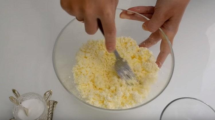 Broyer le sucre avec du fromage cottage.