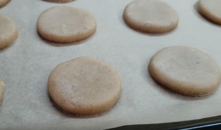 Nous déposons les flans sur une plaque à pâtisserie recouverte de papier sulfurisé.