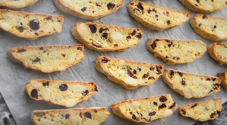 Es muy fácil hacer galletas de biscotti en casa.