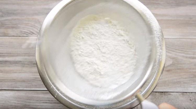 Tamiser la farine avec la levure chimique.
