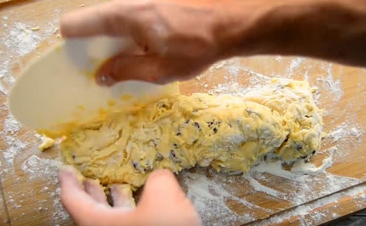 Sur une surface saupoudrée de farine, on forme une saucisse à partir de la pâte.