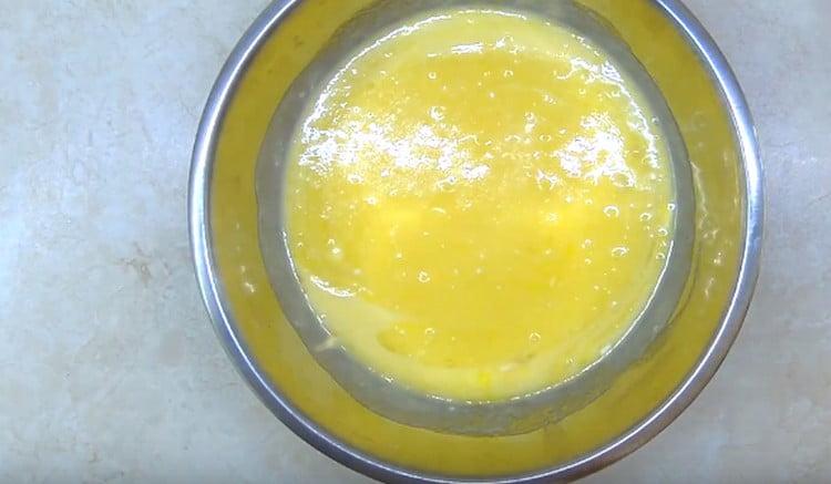 Mélanger le beurre avec le sucre et les œufs.