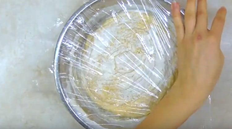 We cover the bowl with the dough with foil and send it to the refrigerator.