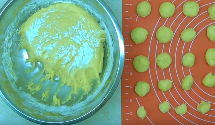 De la pâte finie, nous formons des flans en portions pour les cookies.