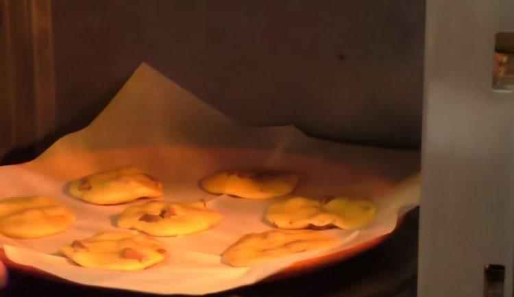 Envoyez une assiette de biscuits au micro-ondes.