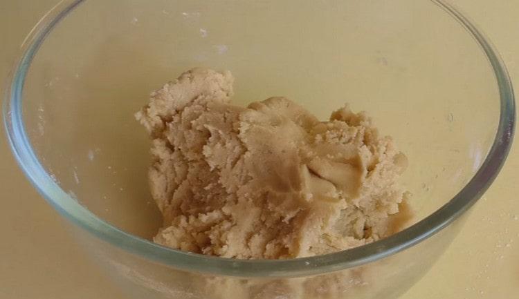 Add the liquid base to the flour and knead the dough.