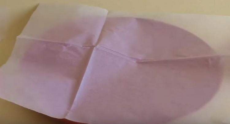 Pokrijte mikrovalnu ploču pergamentom.