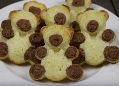 Cocinar deliciosas galletas en moldes en el horno de acuerdo con la receta con una foto.