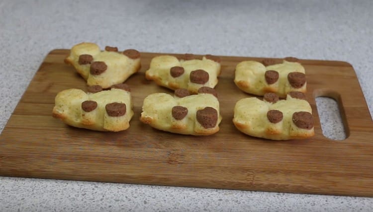 Cookies in cookie cutters in the oven are easy to bake.