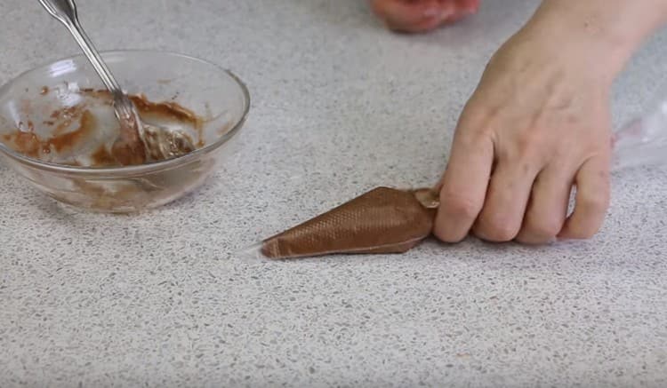 Ilagay ang masa ng tsokolate sa isang pastry bag.