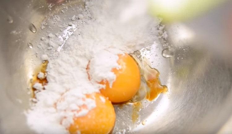 To the yolks we add salt, vanilla extract and icing sugar.