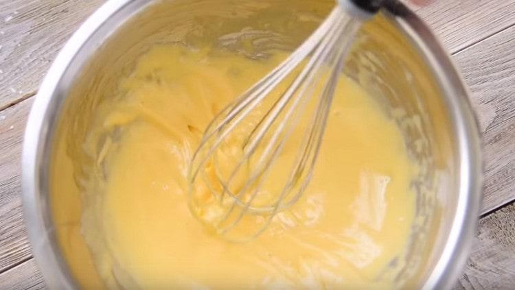 À l'aide d'un fouet ou d'un mixeur, battez les jaunes jusqu'à obtenir une masse grasse.