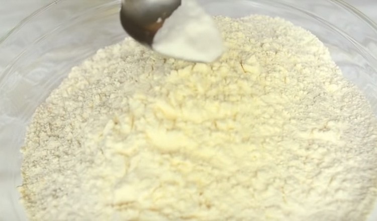 Combine flour with salt, soda, citric acid.