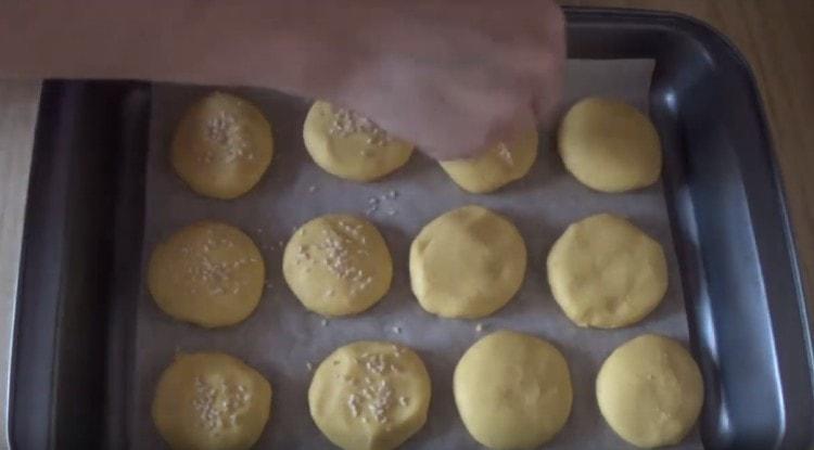 Sprinkle cookies with sesame seeds.