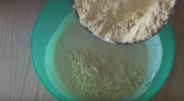 Introduce corn flour and knead the dough.